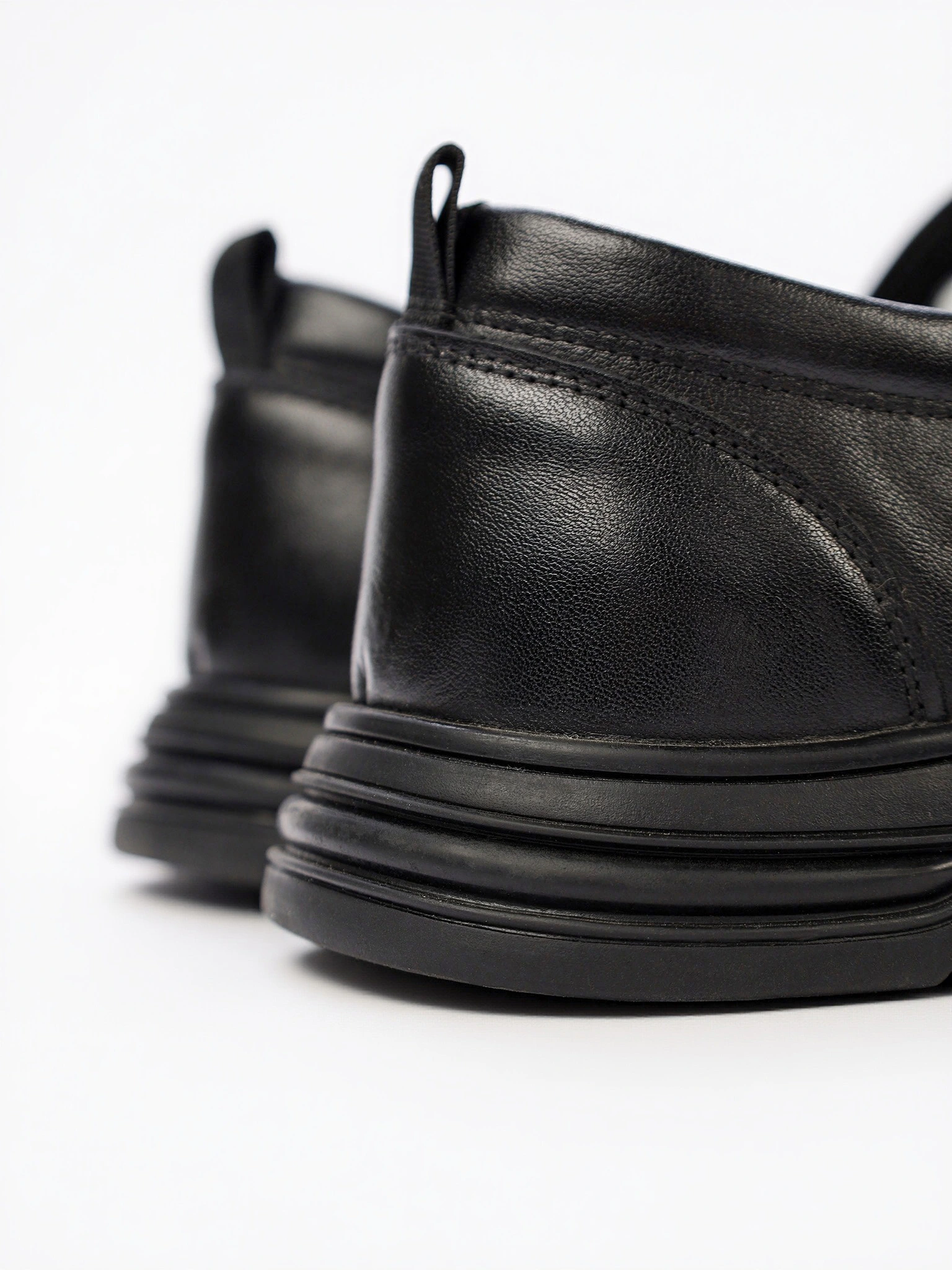 Туфли черного цвета с эластичными вставками